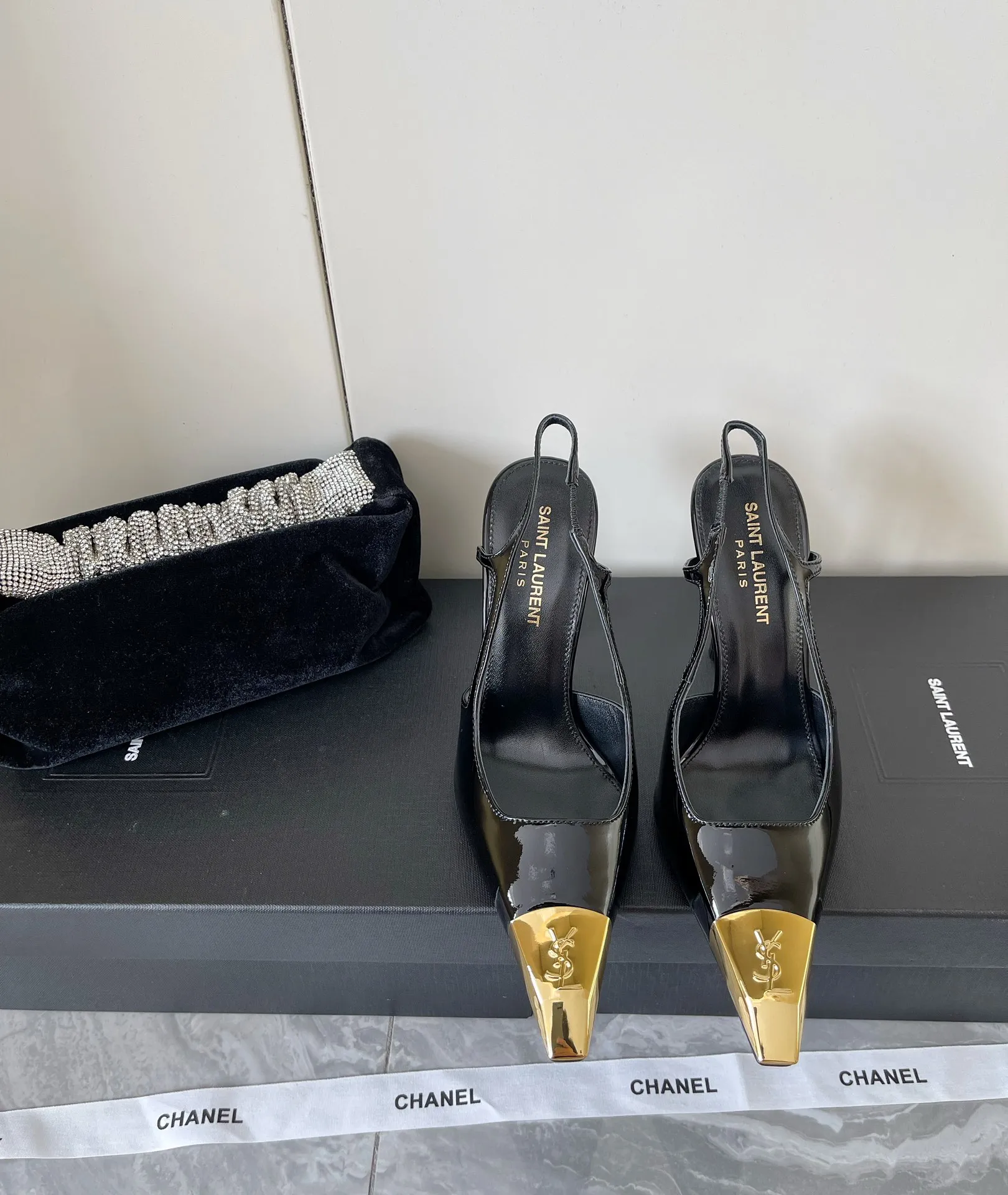 👟👟Ex-factory price 560👟👟 YSL Yves Saint Laurent's latest gold iron-toe logo small square toe high-heeled shoes ✔️ New products are available at the counter at the same time. Major celebrities and Internet celebrities have stepped on their feet. The style is fashionable and versatile, simple and high-end, and the elegance is achieved to the extreme. The feet are full of goddess style! Upper: Imported calfskin Lining: Imported sheepskin Heel height: 10.5 Outsole: Genuine leather outsole Size: 35-39 (custom-made in 40 units, non-refundable)